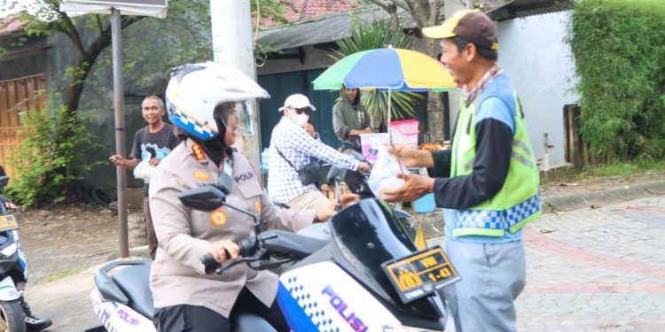 Polresta Cirebon Beri Kejutan Ramadhan: Patroli Ngabuburit Sambil Bagikan Takjil, Sentuhan Peduli untuk Warga!