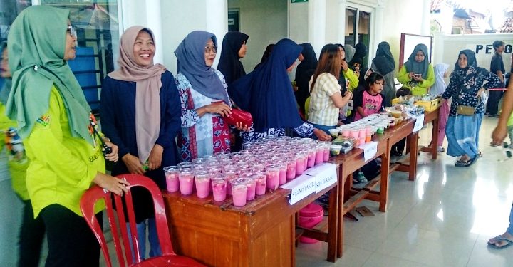 Manfaatkan Momen Ramadhan, Karang Taruna Bersama Kader PKK Desa Serang Berbagi Takjil