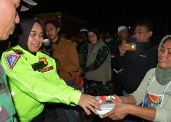 Polresta Cirebon Gelar Patroli Sahur Bersama Forkopimda, Bagikan Ratusan Paket Makanan untuk Warga
