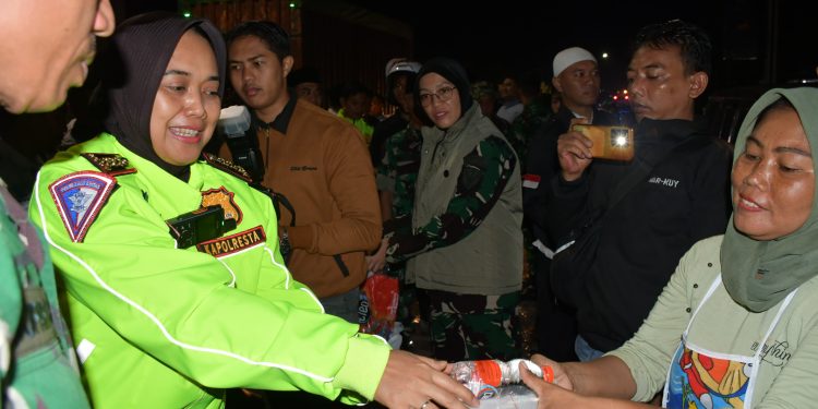 Polresta Cirebon Gelar Patroli Sahur Bersama Forkopimda, Bagikan Ratusan Paket Makanan untuk Warga