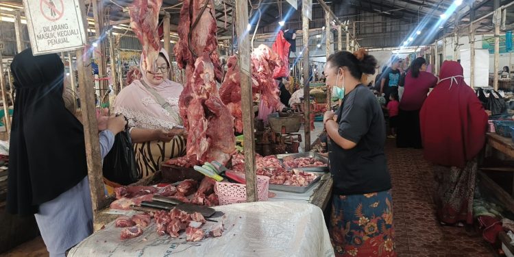 Bahan Pokok di Pasar Cipeujeuh Wetan Relatif Stabil Sepekan Jelang Lebaran 2025