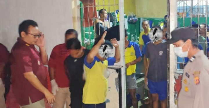 Petugas Gabungan TNI, Polri dan BNN kota Cirebon gelar razia gabungan kamar hunian Warga Binaan