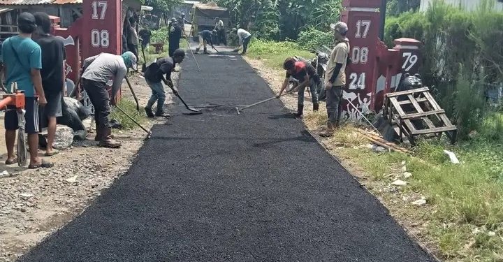 Desa Arjawinangun Terus Benahi Infrastruktur Jalan Untuk Permudah Kegiatan Ekonomi Warga