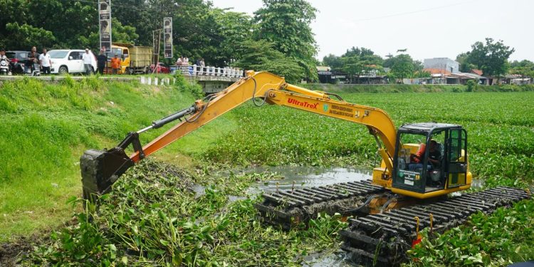 Terjunkan Dua Excavator, Untuk   Pengangkatan Eceng Gondok di Sungai Tjimanoek