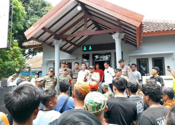 Masyarakat Desa Sampiran Kecewa Dengan Kinerja Kuwu Sujito, Gelar Demo Tuntut Kuwu Mundur Dari Jabatannya