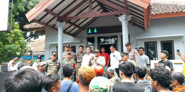 Masyarakat Desa Sampiran Kecewa Dengan Kinerja Kuwu Sujito, Gelar Demo Tuntut Kuwu Mundur Dari Jabatannya