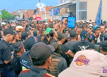 Aksi Solidaritas, Ribuan Warga Cirtim Tanam Pohon Pisang dan Tebar Ikan Lele Di Jalan Pabuaran – Gebang