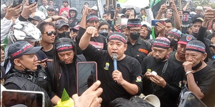 Demo Jalan Rusak di Cirebon Jadi Kado Ulang Tahun Untuk Dedi Mulyadi