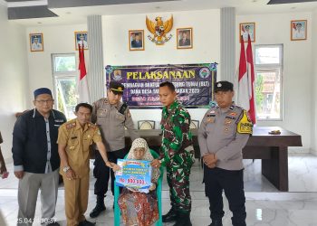 Desa Arjawinangun Bagikan BLT DD Tahap Pertama Pada Puluhan Warga