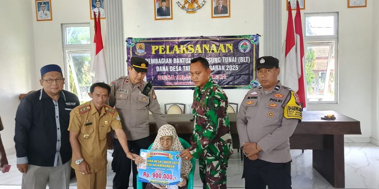 Desa Arjawinangun Bagikan BLT DD Tahap Pertama Pada Puluhan Warga