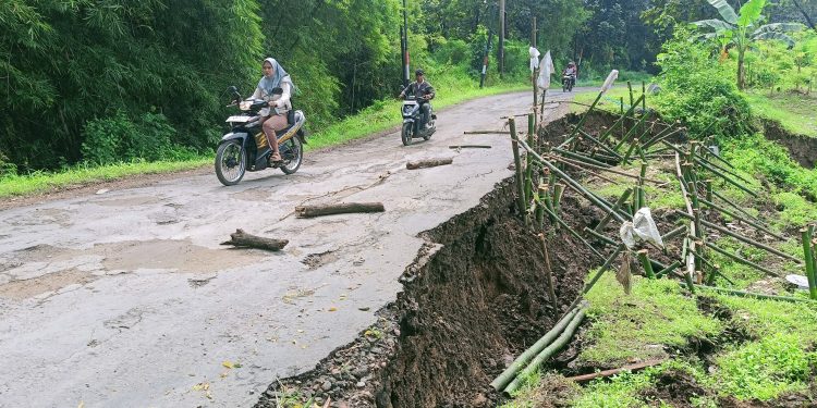 Longsor Susulan, Jalan Belawa Lemahabang Terancam Putus
