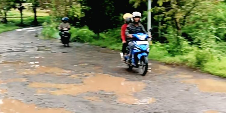 Jalan Kamarang – Ciawigajah Butut Alias Bodol, Pemkab Cirebon Tutup Mata