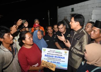Bupati Salurkan Bantuan Dari Baznas Untuk Korban Angin Puting Beliung
