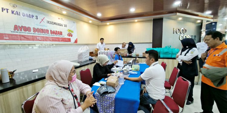 KAI Daop 3 Cirebon Kolaborasi dengan Ikasmanda’93 Gelar Donor Darah di Stasiun Cirebon