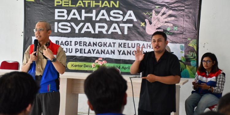 Kilang Balongan Beri Pelatihan Bahasa Isyarat Bagi Perangkat Kelurahan Lemah Mekar
