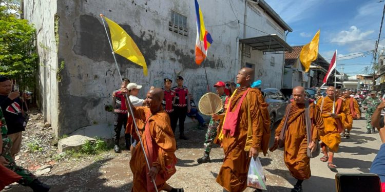 34 Bhikku Internasional Tempuh Perjalanan Spiritual Menuju Borobudur, Disambut Hangat di Cirebon