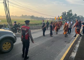Polresta Cirebon Laksanakan Pengamanan dan Pengawalan Perjalanan Bhikku Thudong