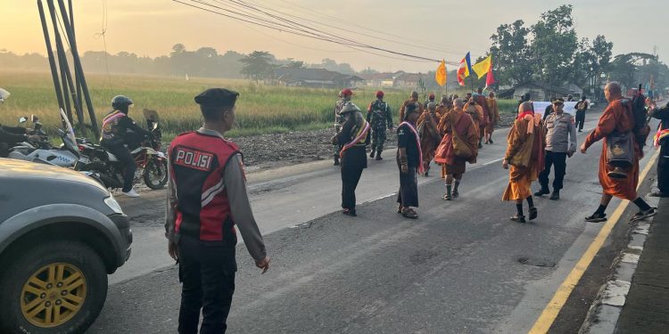 Polresta Cirebon Laksanakan Pengamanan dan Pengawalan Perjalanan Bhikku Thudong