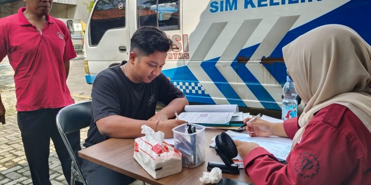 Polresta Cirebon Hadirkan Layanan SIMKAR, Mudahkan Pekerja Pabrik Urus SIM Tanpa Tinggalkan Pekerjaan