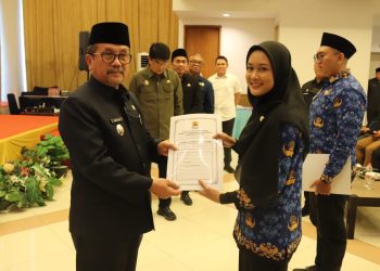 Bupati Cirebon Serahkan SK CPNS: Harap ASN Jadi Agen Perubahan