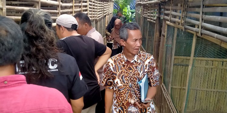 Pengawas Lingkungan Hidup Survei Lokasi Kandang Ayam, H.Idat.M.Nasih,S.Sos Nilai Kurang Pas Ada Peternakan Di Tengah Pemukiman 