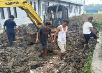 Tidak Berpangku Tangan, Kuwu Caim Bantu Alat Berat Yang Terperosok dan Berikan Bantuan Pada Warga