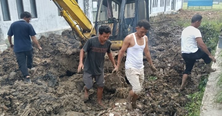 Tidak Berpangku Tangan, Kuwu Caim Bantu Alat Berat Yang Terperosok dan Berikan Bantuan Pada Warga