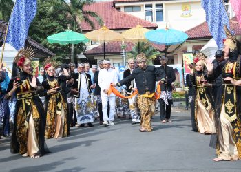 Hari Jadi ke-543: Kabupaten Cirebon Gelar Mapag Kanjeng Dalem, Kang Dedi Mulyadi Bawa Misi Besar ‘Yogyakartanya Jawa Barat’