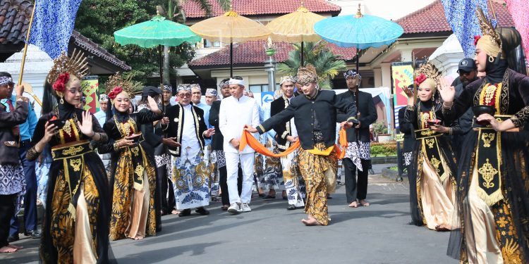 Hari Jadi ke-543: Kabupaten Cirebon Gelar Mapag Kanjeng Dalem, Kang Dedi Mulyadi Bawa Misi Besar ‘Yogyakartanya Jawa Barat’