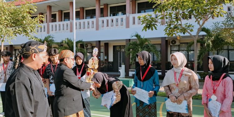 SMAN 1 Lemahabang Peringati Hari Pendidikan Nasional Tahun 2025