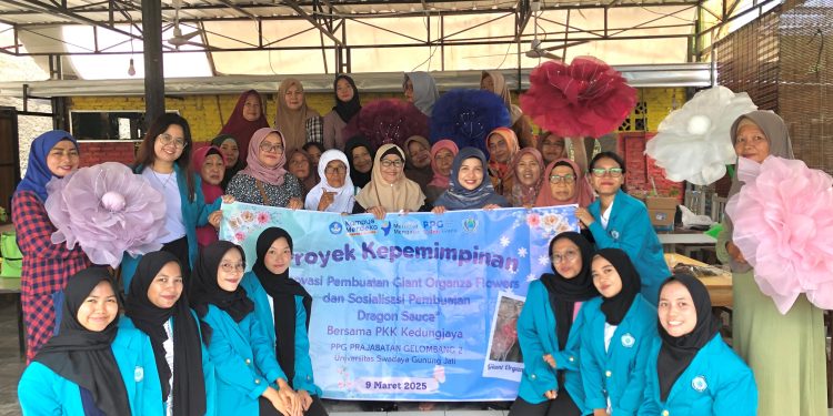Mahasiswa PPG UGJ Gelar Pelatihan Kreatif Giant Organza Flowers dan Dragon Sauce Bersama PKK Kedungjaya Cirebon