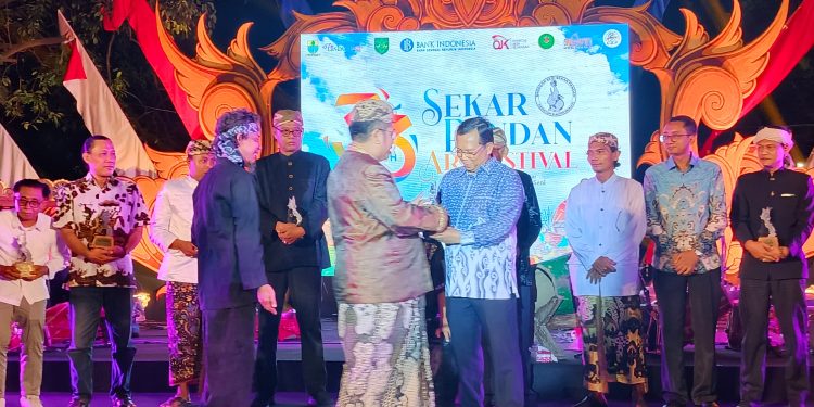 33 Tahun Mengabdi untuk Budaya, Herman Khaeron Terima Penghargaan dari Sanggar Sekar Pandan