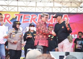 Bupati Cirebon Turun ke Jalan, Janjikan Perbaikan Jalan Rusak di Cirebon Timur Mulai Tahun Ini