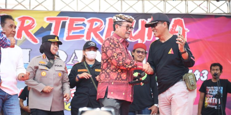 Bupati Cirebon Turun ke Jalan, Janjikan Perbaikan Jalan Rusak di Cirebon Timur Mulai Tahun Ini