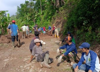 Longsor Tutup Akses Jalan, Warga Desa Sangkanerang Gotong Royong