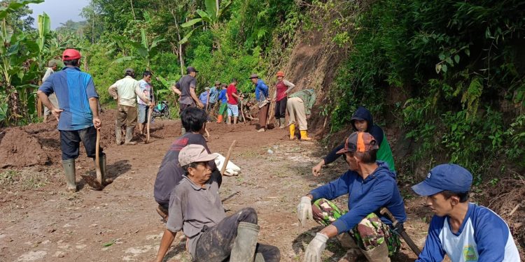 Longsor Tutup Akses Jalan, Warga Desa Sangkanerang Gotong Royong