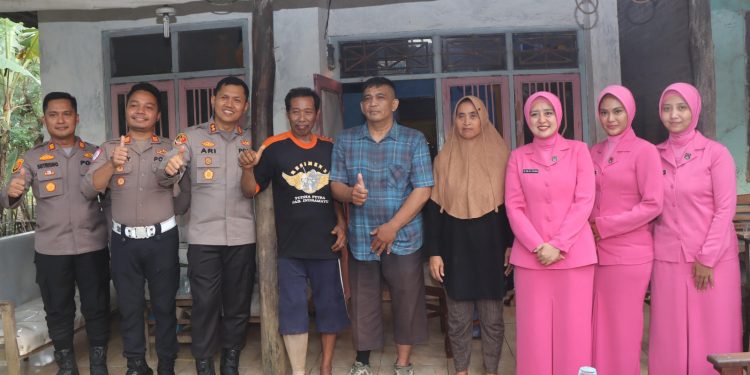 Peduli Sesama, Polres Indramayu Beri Bantuan Kaki Palsu kepada Penyandang Disabilitas