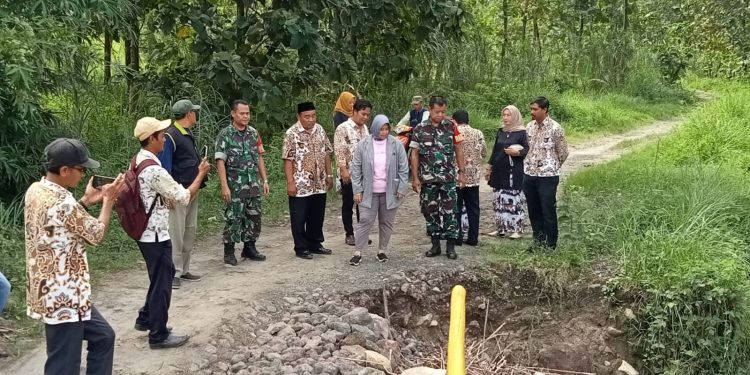 Komisi III DPRD Kabupaten Cirebon Tinjau Jalan Nagrak – Lojikaum Kecamatan Sedong