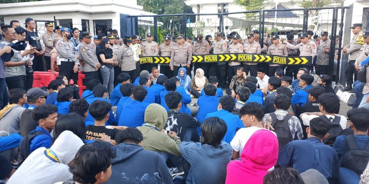 PMII Indramayu Unras di Depan Gedung DPRD, Kritisi Masalah Perda