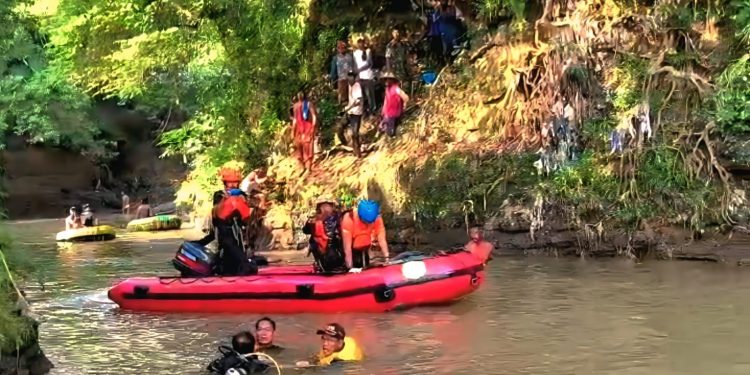 Di Kedalaman 4,5 Meter, Korban Tenggelam Sungai Cimanis Di Temukan Penyelam LANAL Kota Cirebon