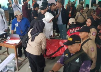 Beri Bantuan, Pemprov Jabar Peduli Korban Banjir Waled