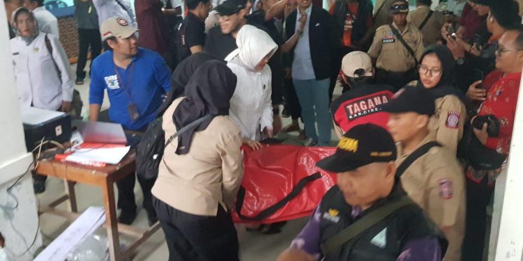 Beri Bantuan, Pemprov Jabar Peduli Korban Banjir Waled