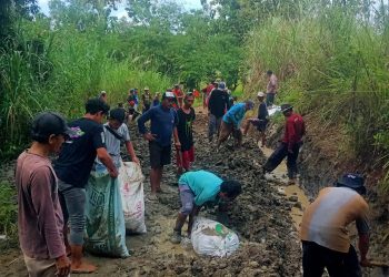 Jalan Terisolir, Warga Nagrak Dan Lojikaum Gotong Royong Bersihkan Puing Lumpur