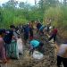 Jalan Terisolir, Warga Nagrak Dan Lojikaum Gotong Royong Bersihkan Puing Lumpur