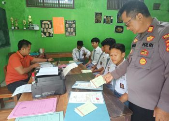 Polsek Susukanlebak Melaksanakan Program Inovasi Green Service Polresta Cirebon di MA Yatamu Pasawahan