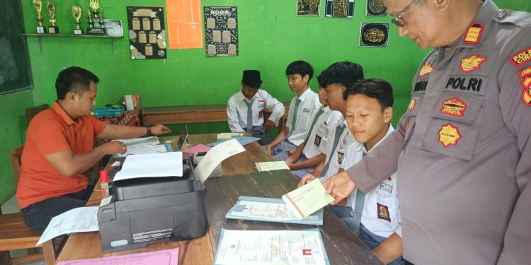 Polsek Susukanlebak Melaksanakan Program Inovasi Green Service Polresta Cirebon di MA Yatamu Pasawahan