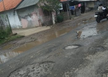 Jalan Rusak Sepanjang di Kecamatan Pabedilan Kapan Di Perbaiki?