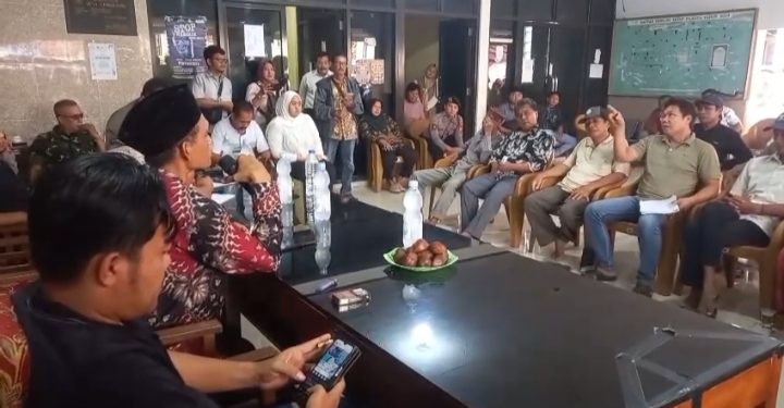 Desa Ujunggebang Bergejolak: Warga Gruduk Balai Desa, Kuwu Gagap Jawab Soal Dana Suksara!