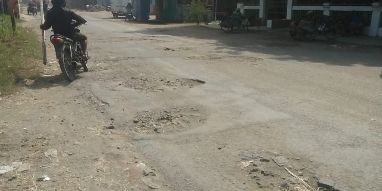Masyarakat Kecamatan Babakan Minta Kejelasan Perbaikan Jalan Kabupaten Yang Rusak