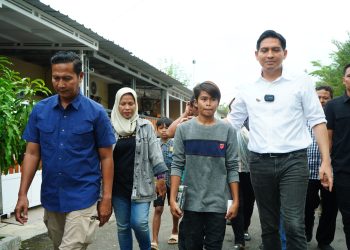 Bupati  Berikan Kontrakan Rumah Bagi Sopiah dan Jadikan Petugas Kebersihan 